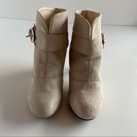 ⚫️🖤◾️”STUNNING” ◾️🖤⚫️ CREAMY BEIGE SUEDE HEELS BY RUE 21 . . . GOLD ACCENTED - Picture 5 of 9